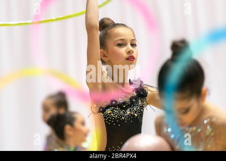 Retrato completo de niña pequeña, entrenamiento profesional de gimnasta  rítmica, con cinta de colores aislados sobre fondo blanco Fotografía de  stock - Alamy