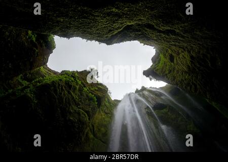 Hermosa y espectacular Gljufrabui cascadas dentro de una cueva en Islandia Foto de stock
