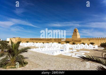 El paisaje de las Ouled Farhane cementerio con la gran mezquita de Kairouan, Túnez. Foto de stock