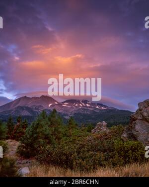 Atardecer, nube lenticular, Monte Shasta, Bosque Nacional Shasta-Trinity, California Foto de stock