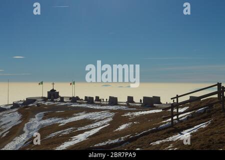 Monte Grappa primera guerra mundial memorial vista invernal, Italia. Hito italiano