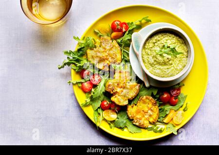 Patatas trituradas con Pesto asado de Poblano Foto de stock