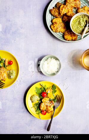 Patatas trituradas con Pesto asado de Poblano Foto de stock