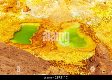 Hermosos pequeños lagos de azufre Dallol, Etiopía. Depresión de Danakil es el lugar más caluroso de la tierra en términos de temperaturas medias durante todo el año. Es als Foto de stock
