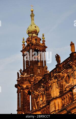 Die wunderbare barocke Altstadt von Dresden im abendlichen Licht des März.