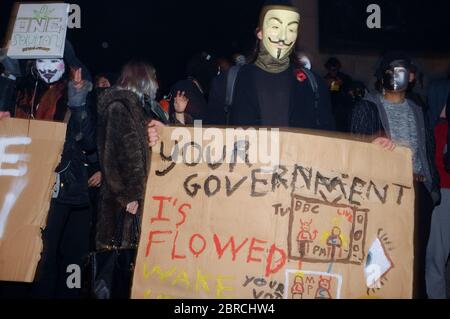 La "marcha de la Máscara del león" ve protestas llevando V para el estilo de Vendetta Guy Fawkes máscaras y demostrando contra la austeridad, la violación de la ri civil