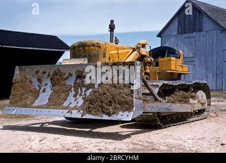 Un tractor diésel Caterpillar D6 de cadena utilizado en una granja familiar para la limpieza de terrenos, EE.UU. A principios de los años 50. Foto de stock