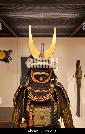 Hombre vestido de armadura samurai completa completa con kabuto casco y  mempo máscara facial para intimidar al enemigo Fotografía de stock - Alamy