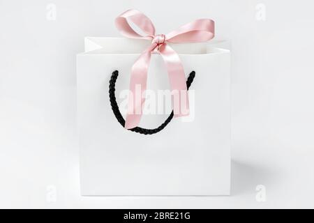 Maqueta de bolsas de regalo pequeñas con asa de cinta