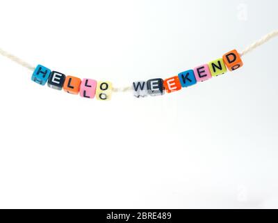 Hola palabra de fin de semana escrito en bloques de color, Hola fin de semana texto sobre fondo blanco, concepto Foto de stock