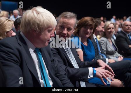 El Secretario de Asuntos Exteriores Boris Johnson habla con M.P. Michale Gove durante la Conferencia del Partido Conservador con M. P. Nicky Morgan escuchando Foto de stock