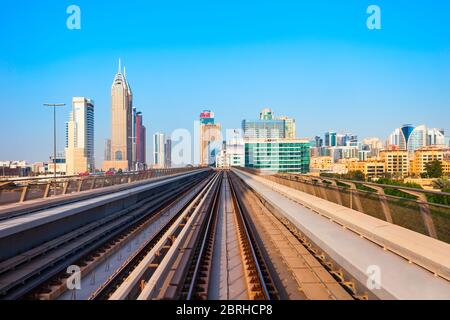 DUBAI, EAU - 25 DE FEBRERO de 2019: La pista de tren del metro de Dubai y el horizonte de la ciudad de Dubai en EAU Foto de stock