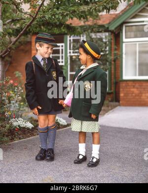 Niños de primaria en uniforme escolar, Guildford, Surrey, Inglaterra, Reino Unido