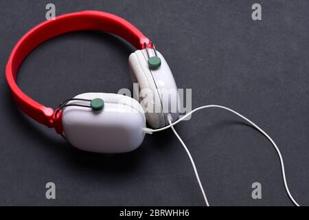 Auriculares De Color Blanco Y Rojo Con Cable Largo Imagen de