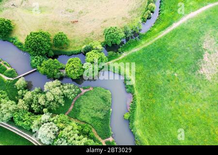 aérea resumen campo verde foto con río serpenteante Foto de stock