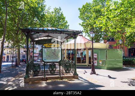 Entrada a la estación de metro Abbesses en Montmartre - París, Francia Foto de stock