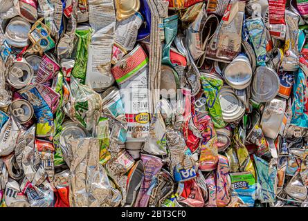 triturado de metal reciclables consumidores a la basura Foto de stock