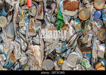 triturado de metal reciclables consumidores a la basura Foto de stock