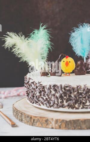 Decoraciones de pollito de pastel de pascua fotografías e imágenes de alta  resolución - Alamy