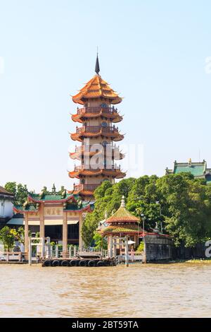 Templo Che Chin Khor y Pagoda en el río Chao Phraya en Bangkok, Tailandia
