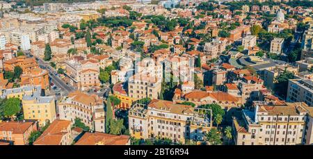 Roma panorama aéreo de la ciudad de muchos edificios con techos de color naranja desde arriba. Hermoso paisaje de la ciudad de Italia.