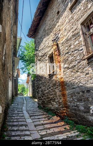 Vistas a la antigua ciudad de Gjirokaster, patrimonio de la UNESCO, Albania Foto de stock