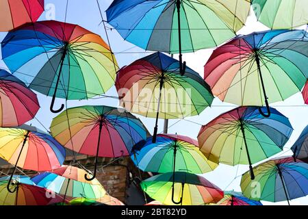 Fondo colorido arco iris paraguas de diferentes colores. Decoración urbana turística sin prohibición.