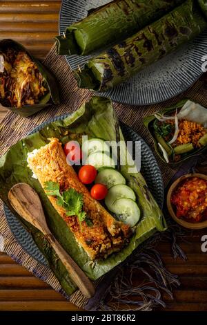 Nasi Bakar o arroz asado a la parrilla arroz tostado envuelto en hoja de plátano, comida tradicional Indonesia