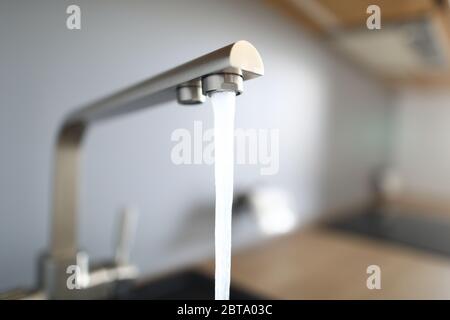 Agua de chorro de agua de la llave de plata de la cocina Foto de stock