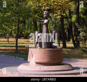 Monumento a los niños víctimas del Holocausto. 19 de octubre de 2017. Babi Yar, Kiev, Ucrania Foto de stock