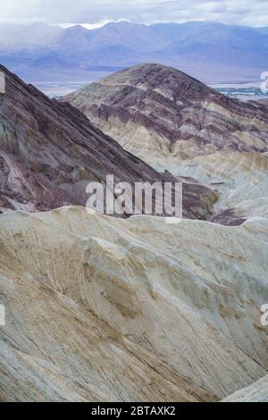 hikink el cañón de oro - gower gulch circuito en el valle de la muerte parque nacional en california en los ee.uu. Foto de stock