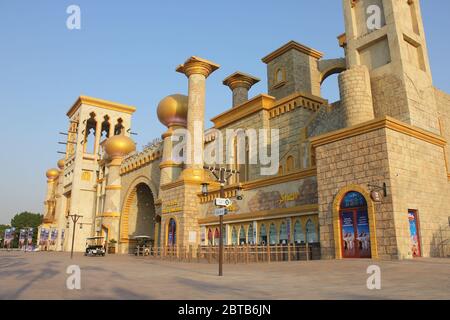 Escena en "Global Village", el parque multicultural líder del mundo, con entretenimiento, tiendas y cocina, en Dubai, Emiratos Árabes Unidos. Foto de stock