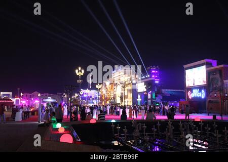 Escena en "Global Village", el parque multicultural líder del mundo, con entretenimiento, tiendas y cocina, en Dubai, Emiratos Árabes Unidos. Foto de stock
