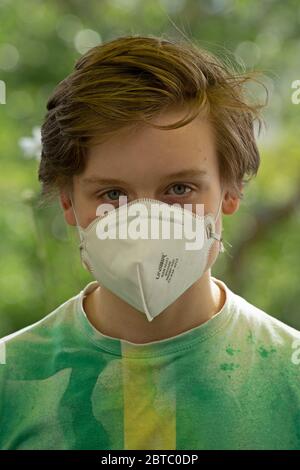 Niño usando máscara respiratoria, Alemania