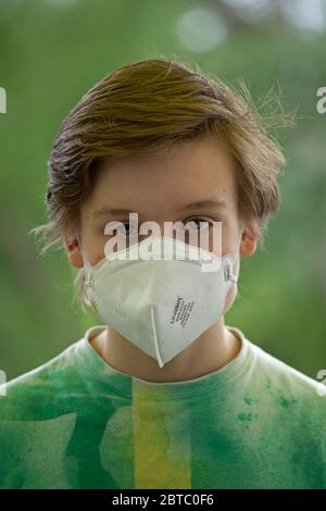 Niño usando máscara respiratoria, Alemania