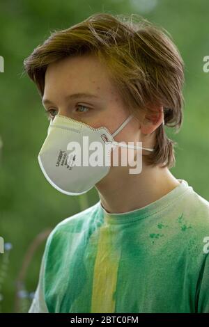 Niño usando máscara respiratoria, Alemania