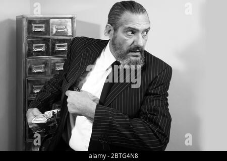 jefe de mafia en ropa oscura Foto de stock