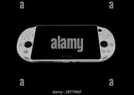 Consola portátil de PlayStation Vita en Glacier White sobre un fondo negro. Foto de stock
