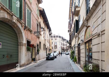 VERONA, ITALIA - 14, MARZO, 2018: Imagen de gran angular de edificios coloridos en una calle normal de Verona, Italia Foto de stock