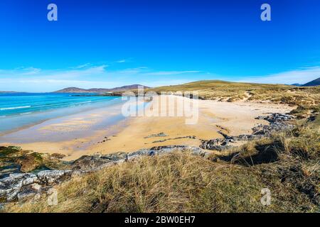 La hermosa playa de arena en Traigh lar bajo un cielo azul profundo en la Isla de Harris en las Hébridas Exteriores de Escocia