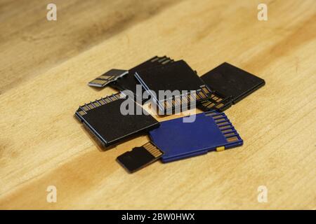 Pila de dispositivos de tarjeta de memoria técnica, sd mmc microsd, herramientas de almacenamiento Foto de stock