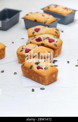 Pasteles caseros de pan de plátano y frambuesa Foto de stock