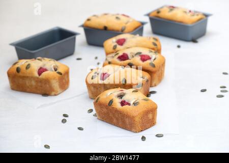 Pasteles caseros de pan de plátano y frambuesa Foto de stock