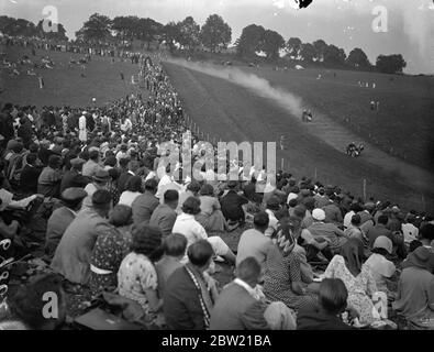 La gran multitud viendo la carrera de Campeonato Sidecar en la reunión de agosto del Sydenham Motor Club celebrada en la reunión de agosto del Sydenham Motor Club celebrada en el Layham's Grass Track, West Wickham, Kent. 29 de agosto de 1937 Foto de stock