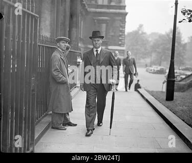 Sir Thomas Inskip, Ministro de Coordinación de la Defensa, recorriendo Downing Street antes de la importante reunión del gabinete sobre la situación checoslovaca, que se celebró el 12 de septiembre de 1938 Foto de stock
