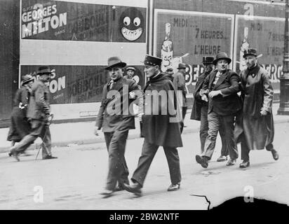 1,100 detenciones en disturbios en la calle de París. La noche pasada se realizaron casi 1,100 arrestos en París cuando estallaron disturbios en una reunión de socialistas y comunistas que protestaban contra los recortes salariales. La manifestación fue prohibida por el gobierno. Los peores combates tuvieron lugar en el barrio del Ayuntamiento. Arrestando a uno de los manifestantes. 21 de abril de 1934 Foto de stock