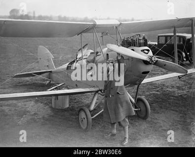 El constructor volador carga su avión. El Sr. John Stark , un constructor  de Woodford Green , Essex , para llevar a cabo su trabajo de construcción  en varias partes del país