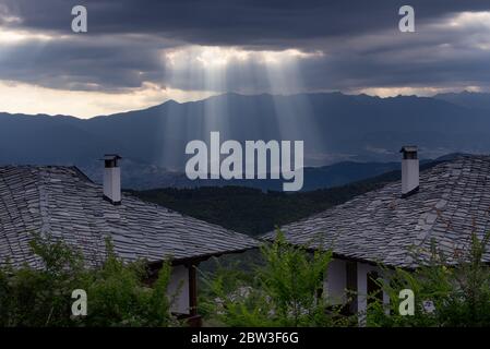 Rayos de sol entre las nubes después de la puesta de sol en la aldea de Leshten, Bulgaria Foto de stock