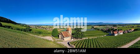 Foto panorámica de la región vinícola de la Côte en el lago de Ginebra con la iglesia de la Sentinelle, The Guardian, en Luins, Vaud, Suiza Foto de stock