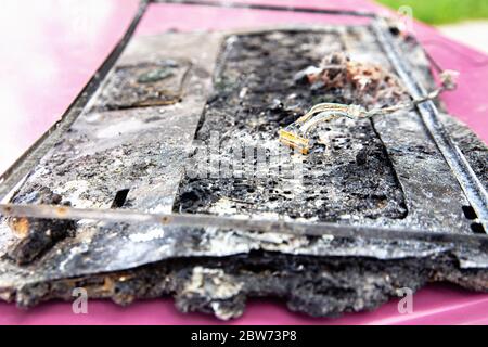 Ordenador portátil derretido quemado fuego fallo eléctrico